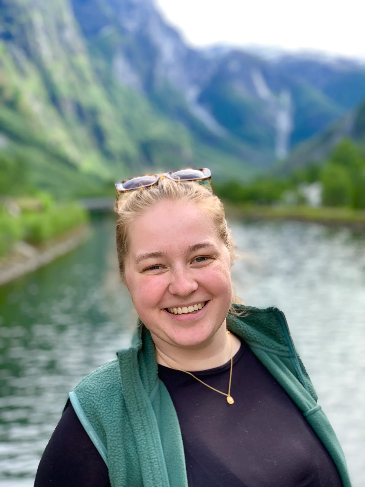 Ingvild Farstad-Steine ved et vann med fjell i bakgrunnen